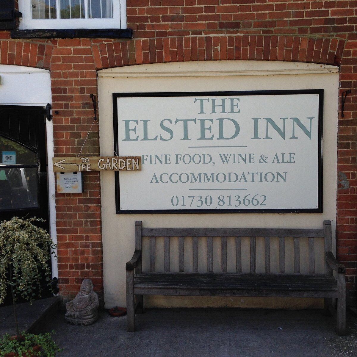Schild für The Elsted Inn mit Werbung für feine Speisen, Wein und Bier sowie Unterkunft.