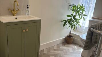 Kamar Double atau Twin Comfort | Kamar mandi | Shower, pengering rambut, sabun, dan sampo