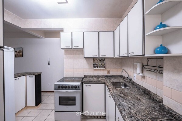 Basic Apartment | Private kitchen