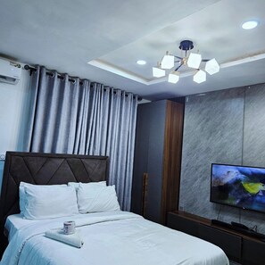 Departamento económico, balcón, vista a la ciudad | Escritorio, espacio para trabajar con laptop y cortinas blackout 