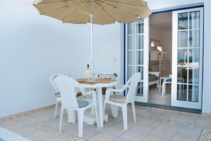 Outdoor dining - Holiday Home 'Caleta Campos Bungalows' with Sea View, Shared Pool and Wi-Fi (Haría)