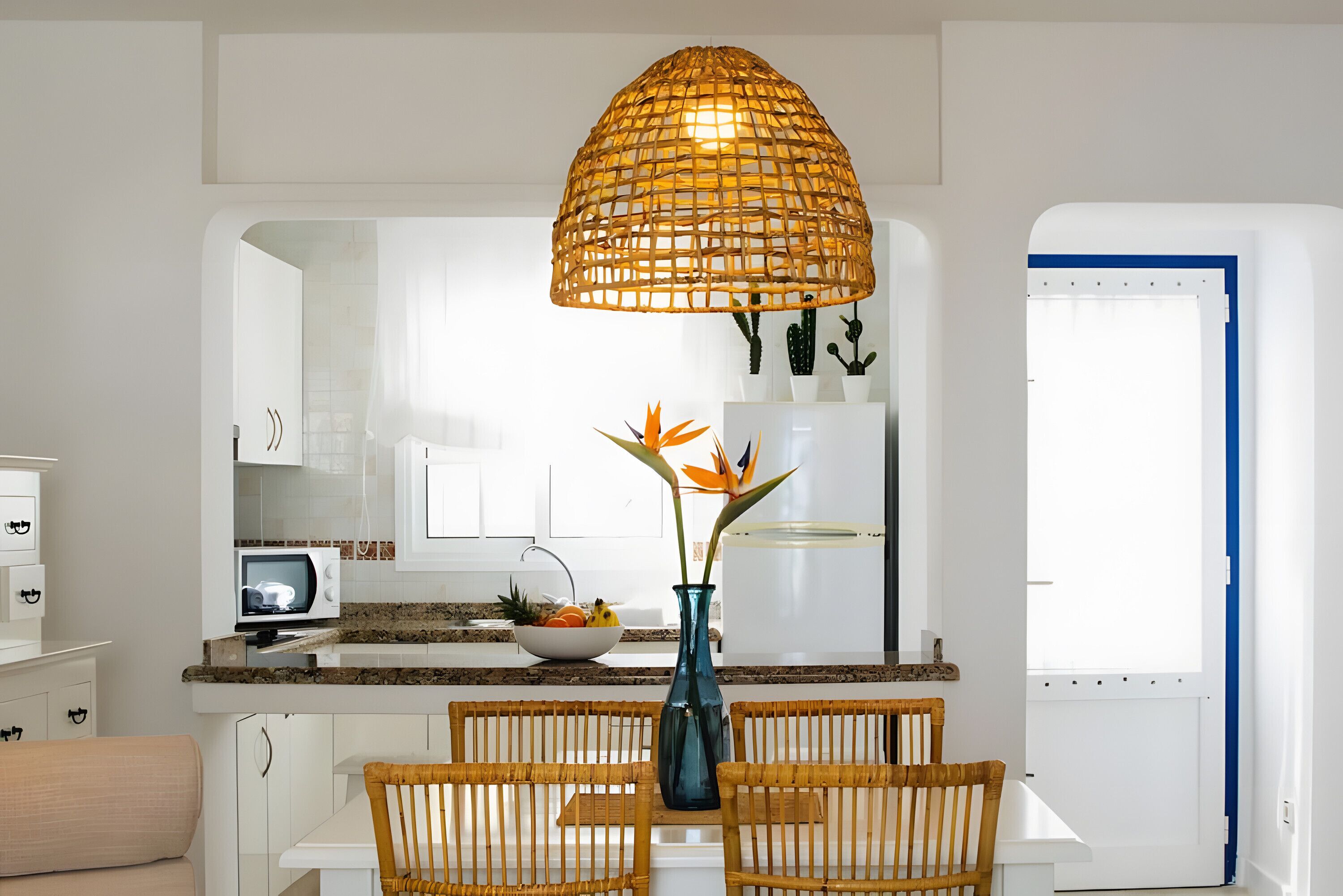 Een koelkast, een microgolfoven, een kookplaat