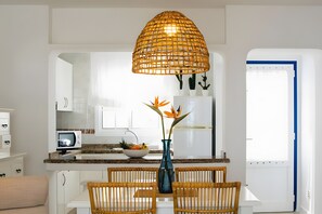 Réfrigérateur, micro-ondes, plaque de cuisson, cafetière/bouilloire