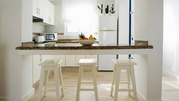 Køleskab, mikrobølgeovn, ovn, kogeplade