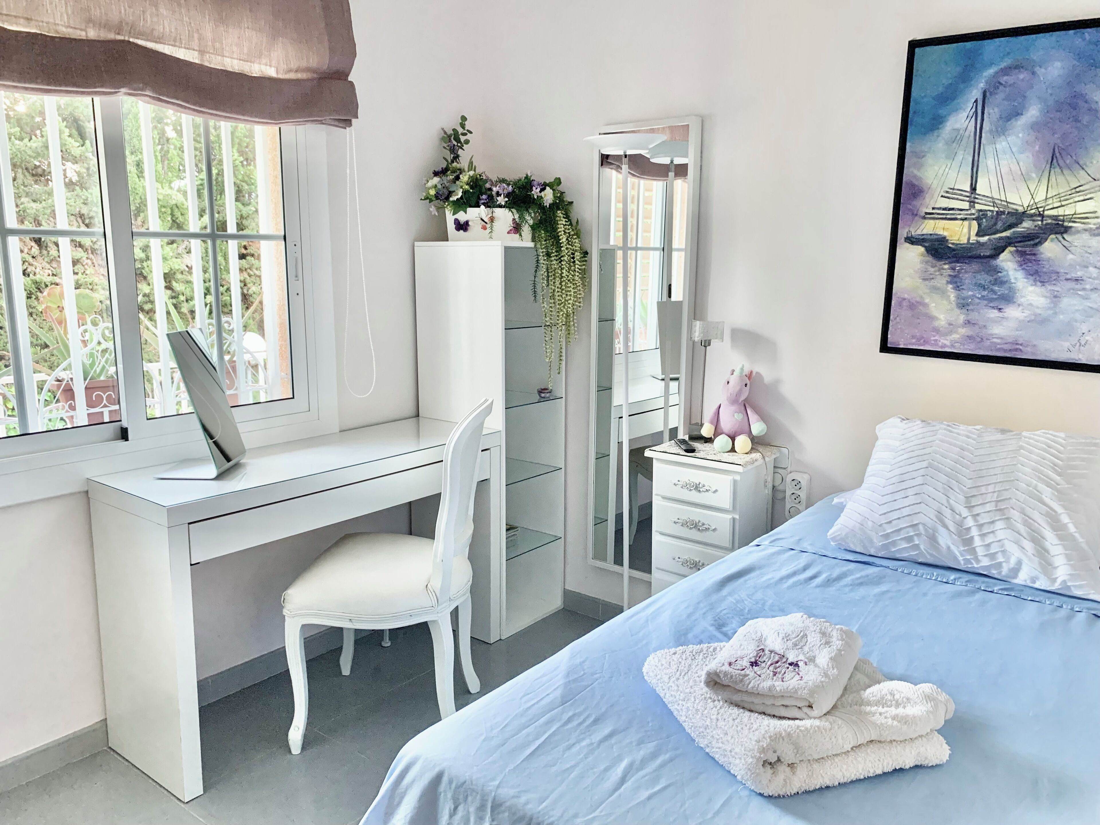 2 slaapkamers, een strijkplank/strijkijzer, internet, beddengoed