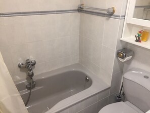 Haartrockner, Bidet, Handtücher, Seife