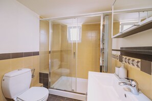 Douche, séchoir à cheveux, serviettes fournies