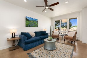 Een smart-tv, een open haard en boeken