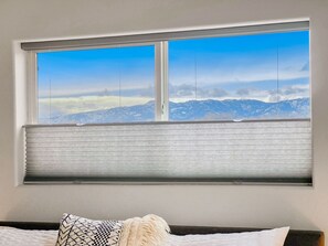 7 bedrooms, desk, iron/ironing board, travel cot