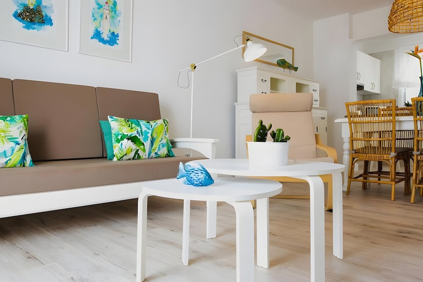 Casa Vacacional 'Caleta Campos Bungalows' Con Vista Al Mar, Piscina Compartida Y Wi-fi - La Graciosa