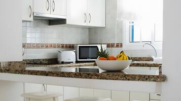 Réfrigérateur, four à micro-ondes, un four, surface de cuisson