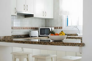 Frigorífico, microondas, horno y placa de cocina