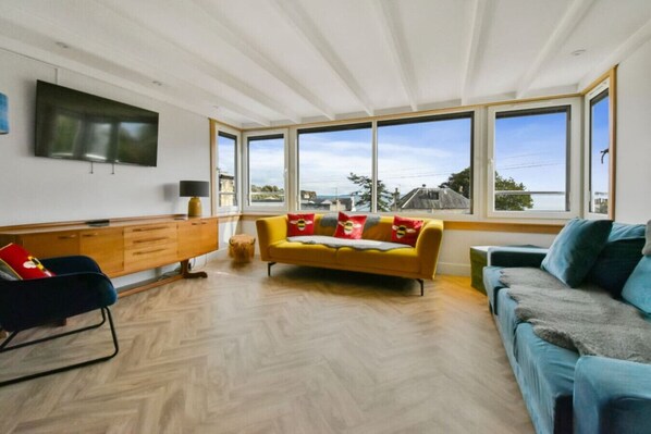 TV, fireplace
