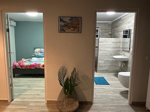 Douche, sèche-cheveux, serviettes fournies, papier toilette