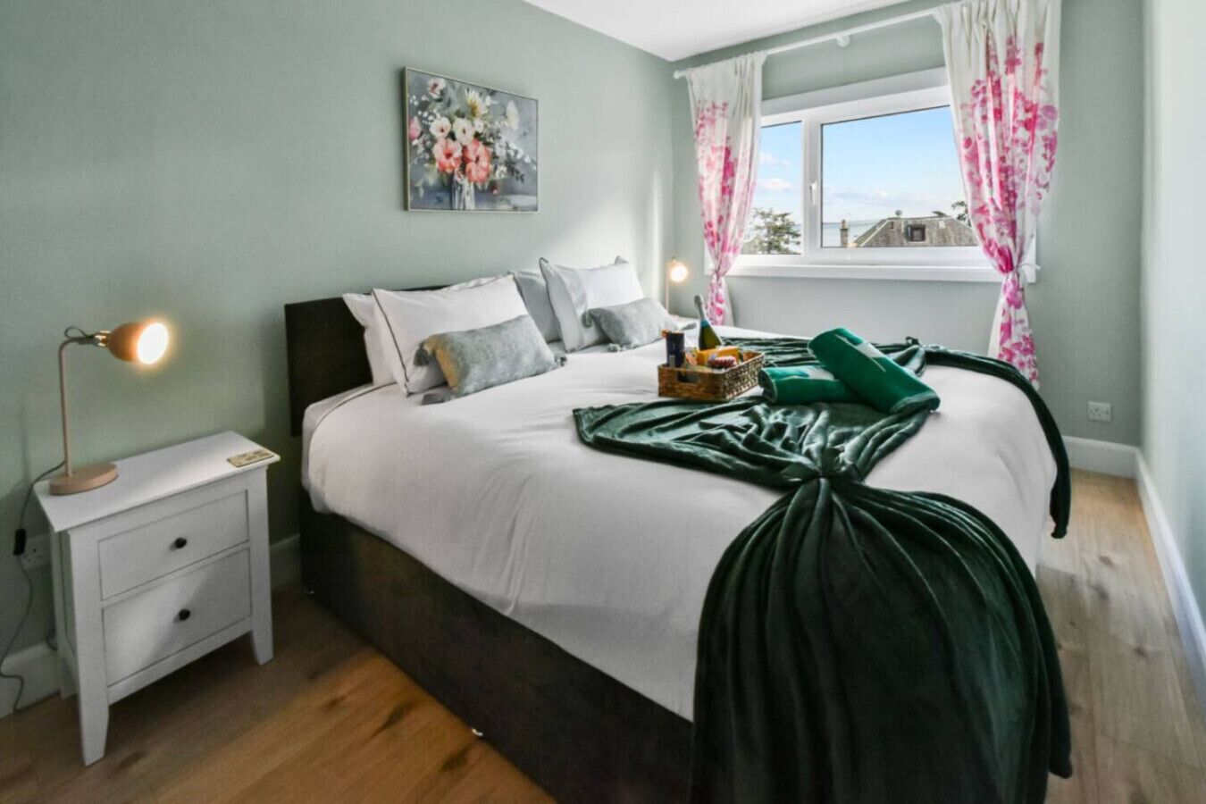 3 Schlafzimmer, Schreibtisch, Bügeleisen/Bügelbrett, WLAN