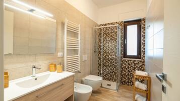 Dusche, Bidet, Handtücher