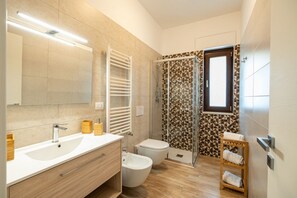 Shower, bidet, towels