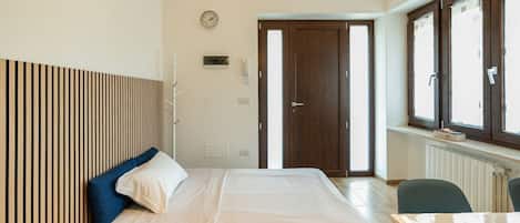1 habitación y tabla de planchar con plancha