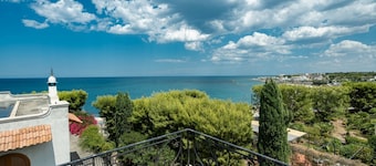 GuestHost - Comfortable 40 sqm apartment, accommodating up to 4 people, located on the first floor of a small house without an elevator.The property is located on the Bisceglie seafront and offers enchanting sea views. The residential area is well-served