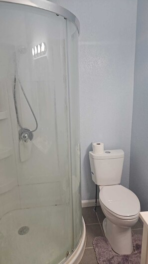 Regadera, tina de hidromasaje, secadora de cabello, toallas