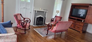 Televisión y chimenea