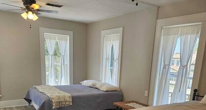 Spacious 5-bedroom Italian Villa from 1875 with modern amenities.