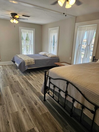 Spacious 5-bedroom Italian Villa from 1875 with modern amenities.