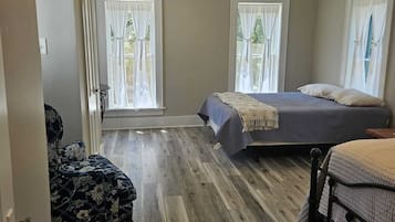 5 bedrooms, iron/ironing board, WiFi, bed sheets
