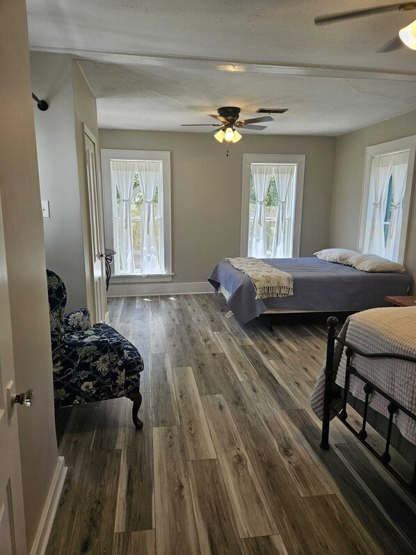 5 habitaciones, tabla de planchar con plancha, wifi y ropa de cama 