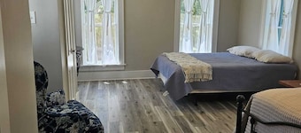 Spacious 5-bedroom Italian Villa from 1875 with modern amenities.