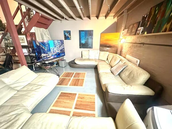 Living area - Arty Infused Loft With ac Near Emirates Stadium (London)