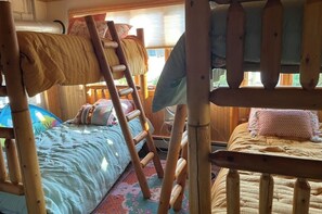 5 makuuhuonetta, silitysrauta/-lauta, Wi-Fi, vuodevaatteet