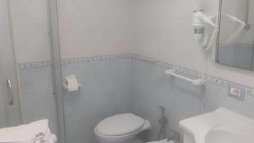 Dusche, Haartrockner, Handtücher