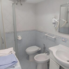 Shower, hair dryer, towels - Apartment '1 Vista Parziale Mare' with Shared Garden, Wi-Fi and Air Conditioning (Ischia)