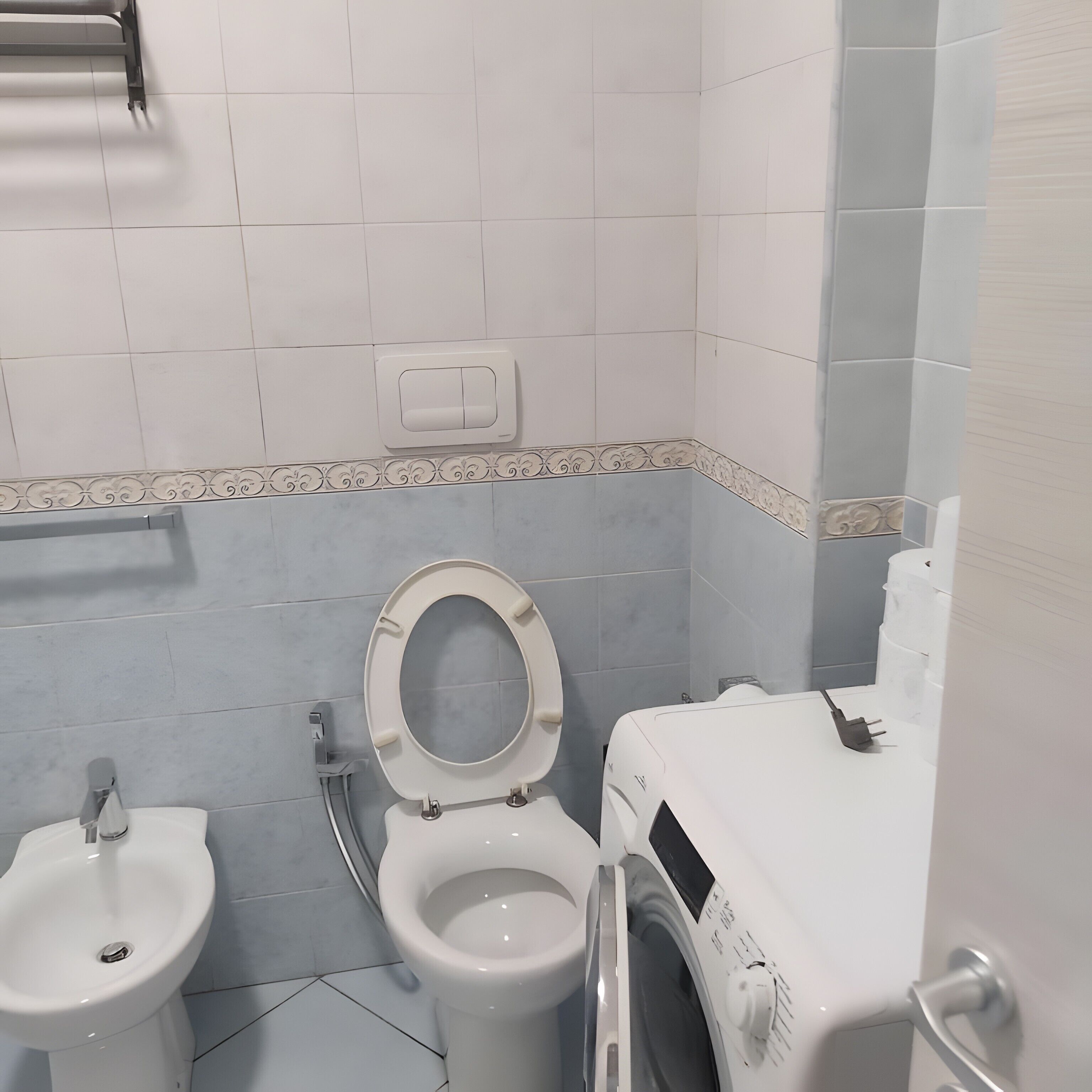 Chuveiro, secador de cabelo, toalhas de banho 