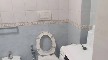 Chuveiro, secador de cabelo, toalhas de banho