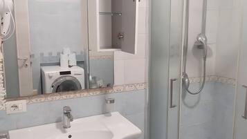 Dusche, Haartrockner, HandtĂŒcher