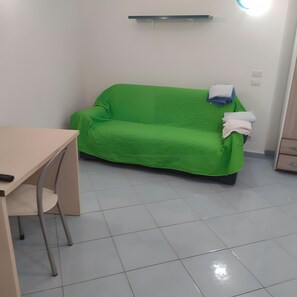 TV - Apartment '3 Vista Giardino' with Shared Garden, Wi-Fi and Air Conditioning (Ischia)