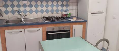Frigorifero, forno, piano cottura, pentole/stoviglie/utensili