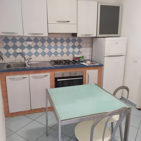 Fridge, oven, stovetop, cookware/dishes/utensils