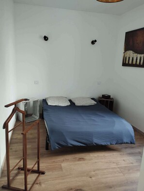 2 bedrooms, iron/ironing board, bed sheets