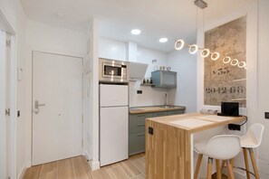 Kylskåp, mikrovågsugn, spishäll och diskmaskin