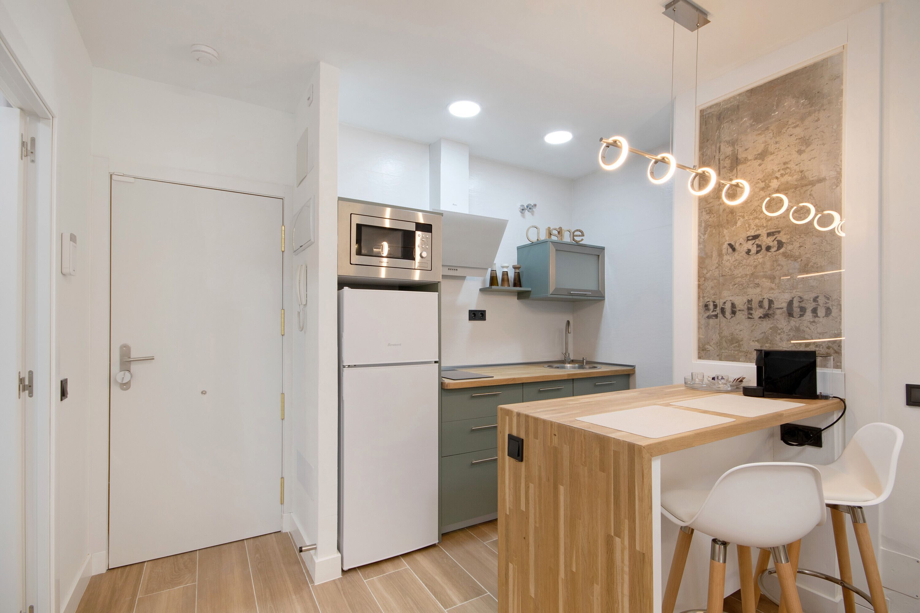 Kühlschrank, Mikrowelle, Herdplatte, Geschirrspüler