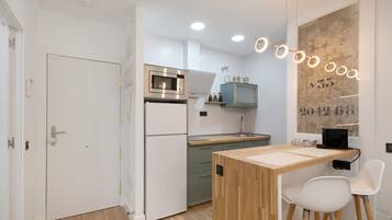 Een koelkast, een magnetron, een kookplaat, een vaatwasser