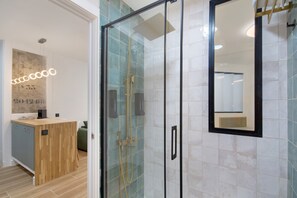Dusche, Haartrockner, Handtücher