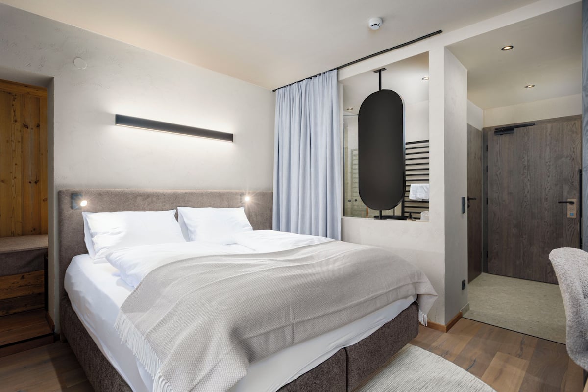 Zimmersafe, Babybetten, kostenloses WLAN, BettwÀsche