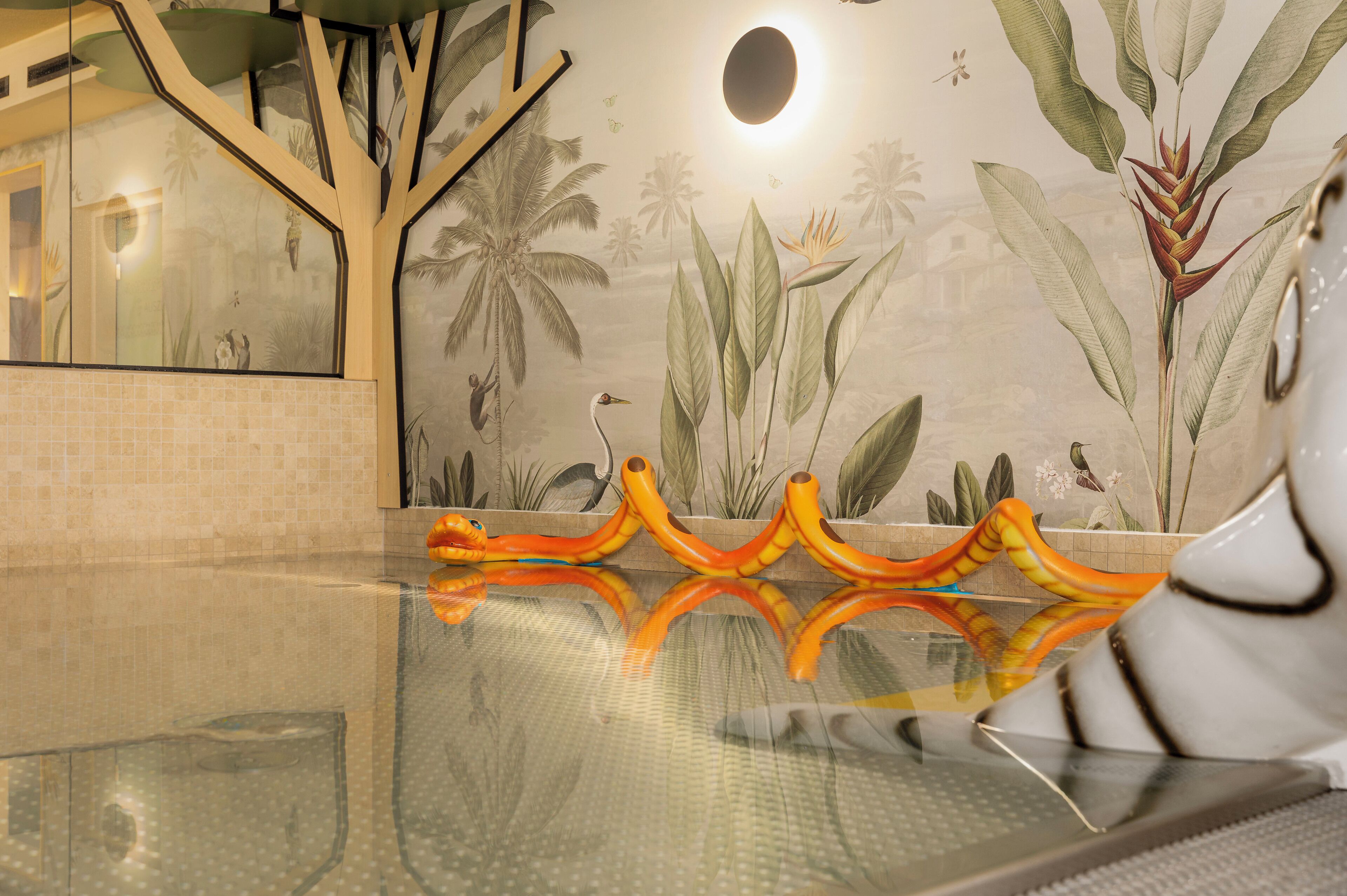 Una piscina techada, una piscina al aire libre