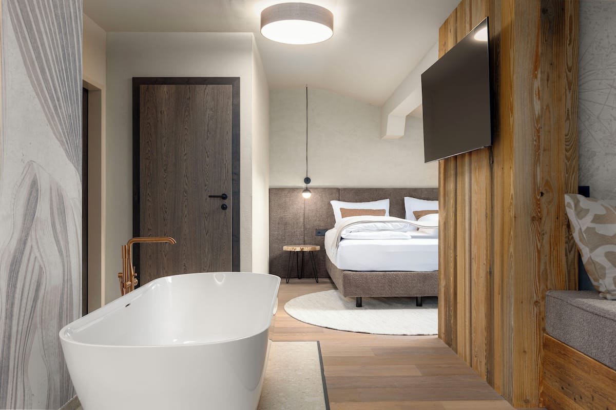 Zimmersafe, Babybetten, kostenloses WLAN, BettwÀsche