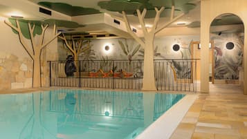 Una piscina cubierta, una piscina al aire libre