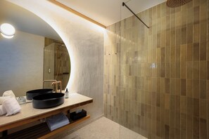 Shower, hair dryer, towels - Carpe Solem Kaprun Hotel 4-Sterne-Superior by ALPS RESORTS (Kaprun)